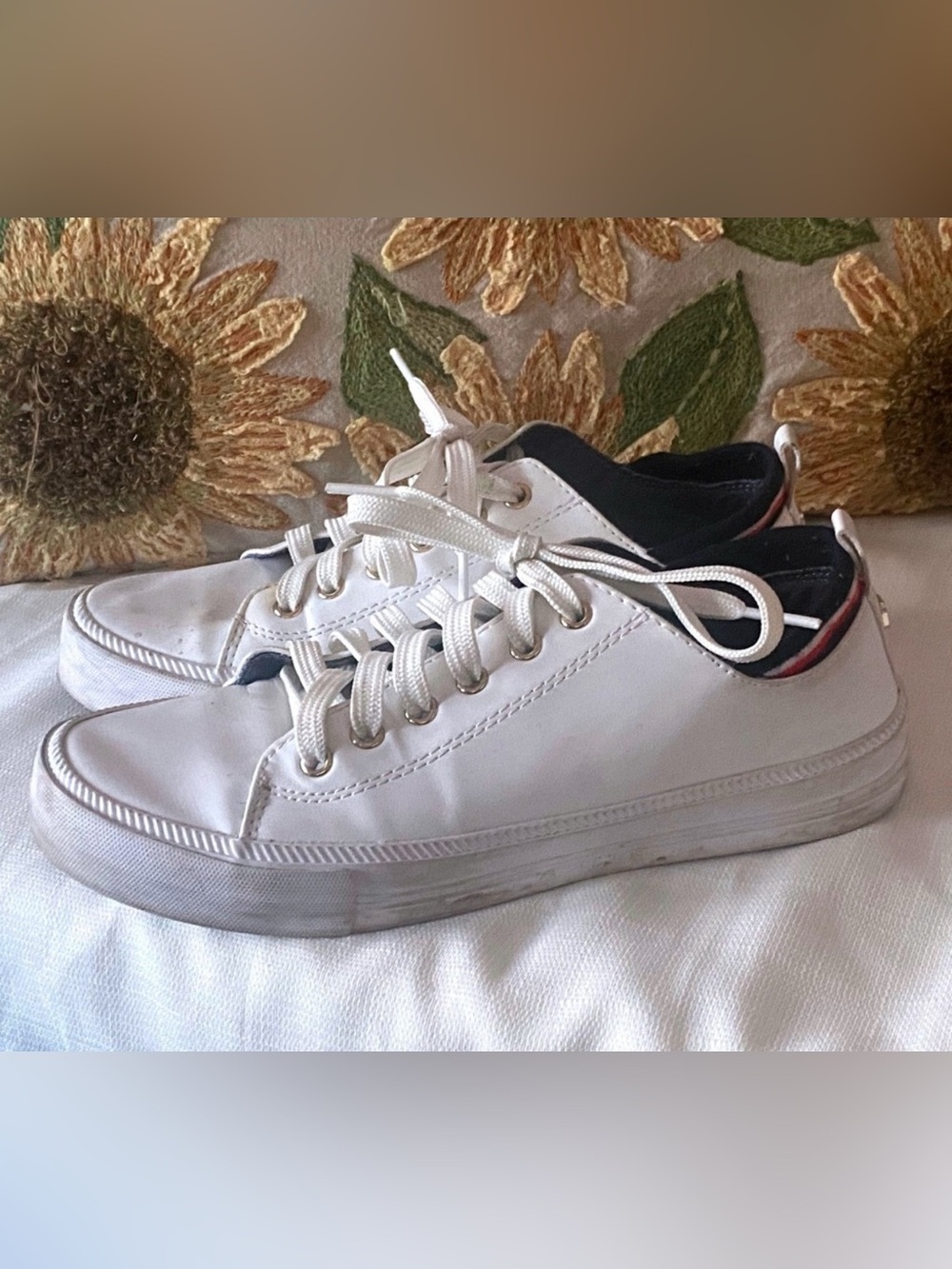 ❤️ 3/$25 Tommy Hilfiger 6.5M White Low-Top Sneakers Black Collar Red Accent (B4)